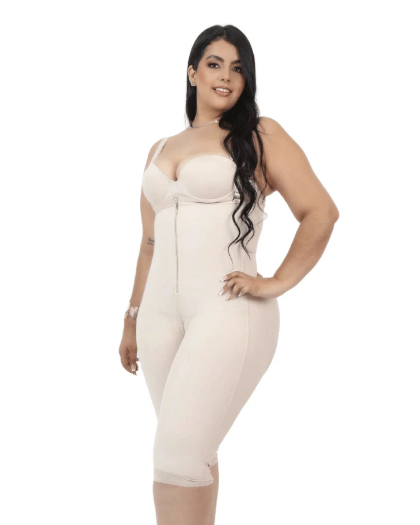 Enterizo reductor strapless a la rodilla con realce interno